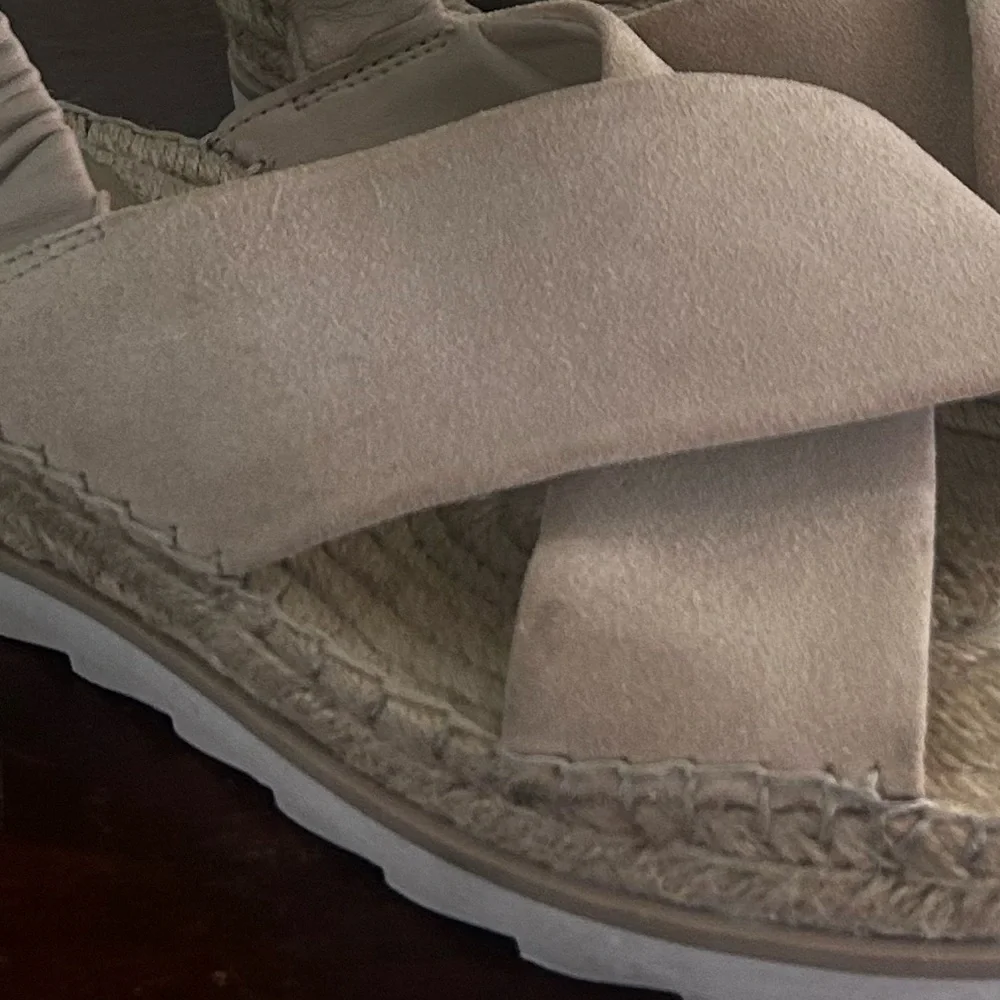 Marc Fisher Pella LTD Tan Beige Suede Espadrille Crisscross Sandals Women’s 7